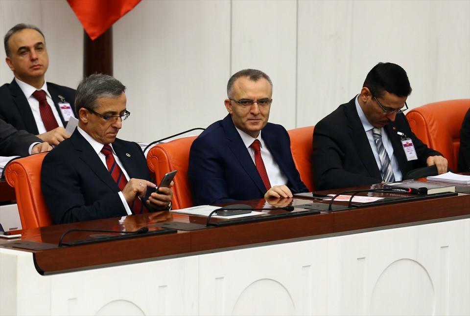 <p>Bu kadınlara haksızlığa karşı ister 'baş kaldıran' ister 'direnen kadınlar' ister 'haklarını arayan kadınlar' diyelim isterseniz kadınların bu mücadelesini başka cümlelerle ifade edelim, şimdi, hep birlikte yapmamız gereken bir şey var: Bereketin simgesi bile kadın olan bu topraklarda kadını değerli kılmak.</p>

<p> </p>
