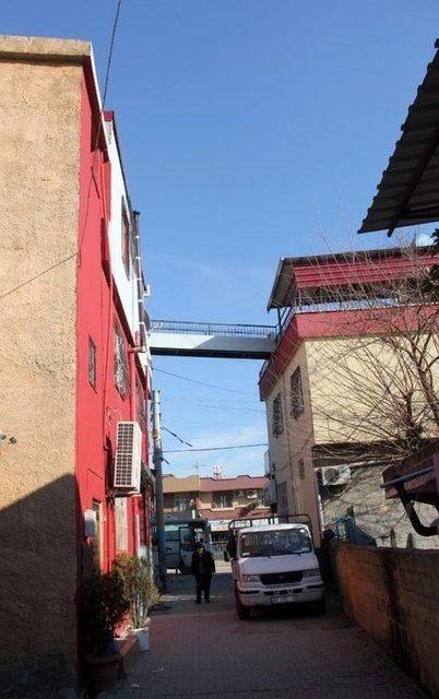 <p>Necmettin Afşin'in aklına evden eve üst geçit yapmak fikri geldi. Hemen ustalarla görüşen baba Afşin, fikrini hayata geçirmeye başladı. Afşin 3 bin lira harcayarak evden eve üst geçit yaptırdı. Şimdi Afşin ailesi fertleri çok daha rahat bir şekilde birbirlerine gidip gelebiliyorlar.</p>

<p> </p>

<ul>
</ul>

<ul>
</ul>
