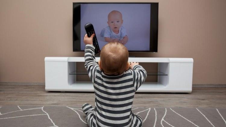 <p>Tüm bunların dışında gelişimini tamamlamayan çocukların sürekli televizyon izlemesi onların göz sağlığını da olumsuz etkiler.</p>
