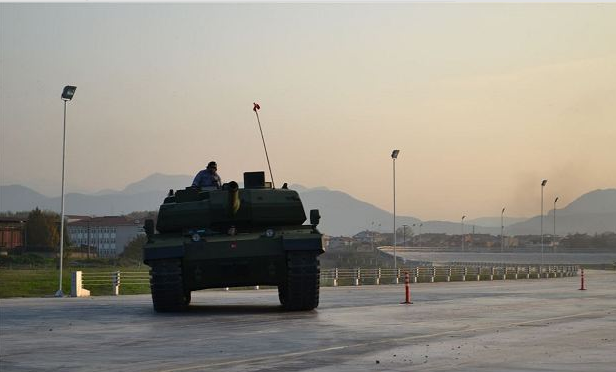 <p>Ülkemiz savunma sanayiinin ihtiyaçlarını karşılamanın da ötesinde Altay’ın ihracatını gerçekleştirebilecek seviyelere getirmeyi hedefliyoruz. Dost ve müttefik ülkelerin Altay’a gösterdikleri ilginin uzun vadede Ülkemizin savunma sanayii ihracatına da olumlu katkı sağlayacağına inanıyorum” diye konuştu</p>