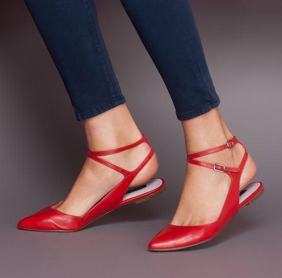 <p>Slingback ayakkabılar pantolon, etek, şort ve elbise gibi birçok parça ile kombinlenebiliyor.</p>
