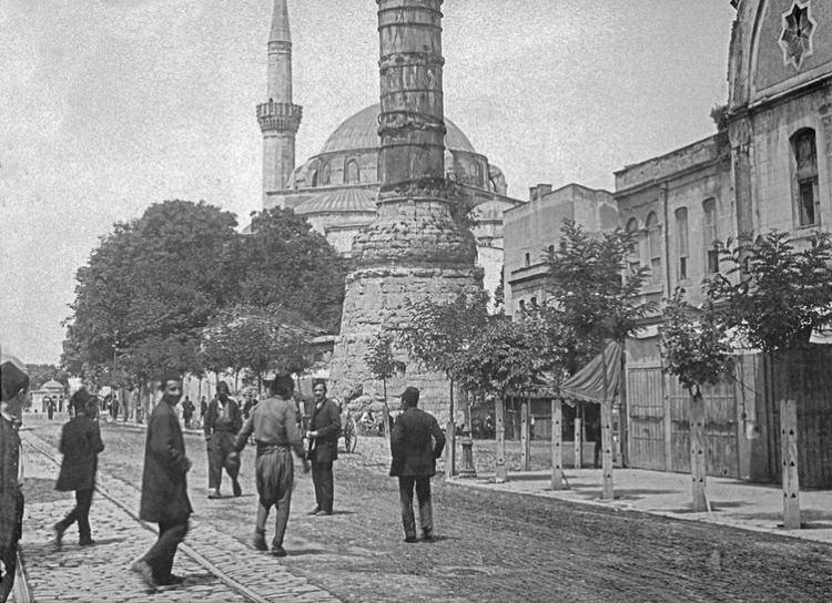 <p>İstanbul Çemberlitaş semti. Tarihi Çemberlitaş Sütunu ve Atik Valide Camii (Fotoğraf - Abdullah Biraderler) / 1905</p>

<p> </p>
