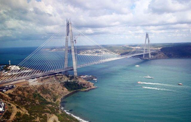 <p>Dünyanın en genişi olan Yavuz Sultan Selim Köprüsü, deniz altından karayoluyla iki yakayı birleştiren Avrasya Tüneli, İstanbul ile İzmir arasındaki ulaşım süresini 9 saatten 3,5 saate indiren Gebze-İzmir Otoyolu Projesi kapsamında inşa edilen Osman Gazi Köprüsü hizmete alınırken, Ilgaz Dağı'nı dize getiren Ilgaz 15 Temmuz İstiklal Tüneli de bugün hizmete açılıyor.</p>

<p> </p>
