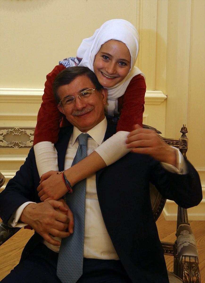 <p><strong>"Şah Fırat" Operasyonu</strong></p>
<p>Başbakan Davutoğlu döneminde icra edilen bir başka önemli operasyon da "Şah Fırat" Operasyonu oldu. Operasyon, 22 Şubat 2015'te, Suriye sınırında bulunan Süleyman Şah Türbesi'ndeki 38 personelin Türkiye'ye getirilmesi, Saygı Karakolu'nun yerinin değiştirilmesi, Süleyman Şah ve iki muhafızının naaşı ile değerli eşyaların Suriye'nin Eşme köyüne taşınması için gerçekleştirildi. Davutoğlu, operasyonun sevk ve idaresini Genelkurmay Karargahında takip etti.<br />
<br />
<span style="color:#FFD700"><strong>Başbakan Ahmet Davutoğlu, yakın çalışma ekibi ile "veda resepsiyonunda" bir araya geldi. Çankaya Köşkü'nde gerçekleşen resepsiyona, Davutoğlu ile eşi Sare Davutoğlu ve kızı Hacer Davutoğlu da katıldı.</strong></span></p>