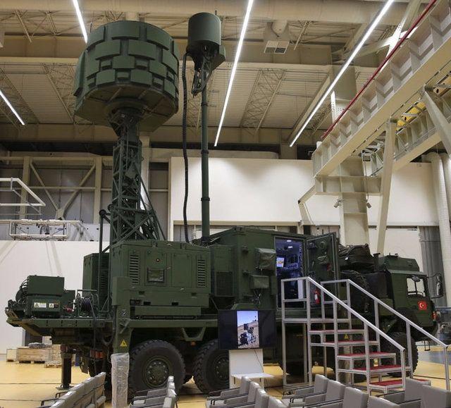 <p>KORAL ED Sistemi radar yayınları için tespit, teşhis, yön bulma fonksiyonlarını yerine getirirken, KORAL ET Sistemi hedef radarların karıştırılıp aldatılmasını ve iş yapamaz hale getirilmesini sağlıyor. Bu nitelikleriyle KORAL Sistemi hedef ülkelerin hava savunma sistemlerinde önemli bir zafiyet oluşturacak yetenekte bulunuyor.</p>
<p> </p>