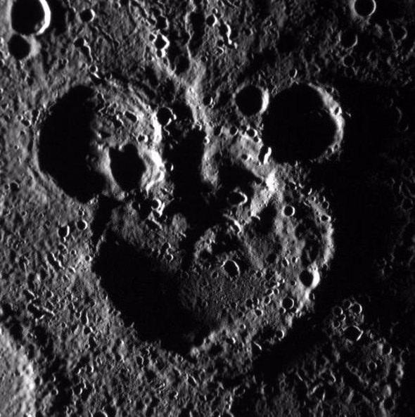 <p>Merkür yüzeyi (Kriterlerin şekli Mickey Mouse'u andırıyor)</p>
<p> </p>