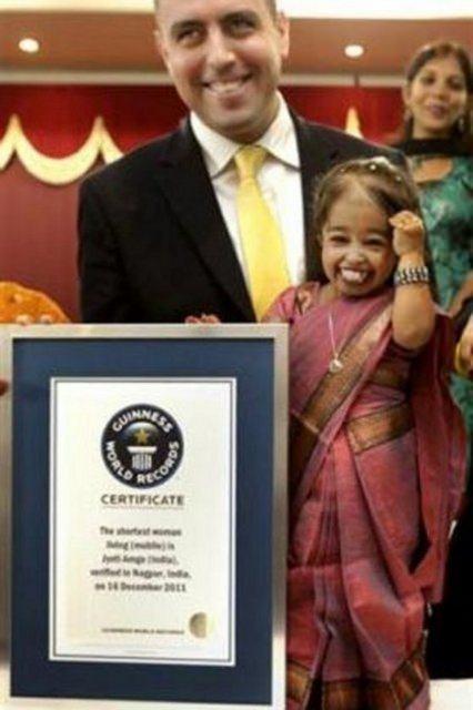 <p>Hindistan’da yaşayan 18 yaşındaki Jyoti Amge, “dünyanın en kısa boylu kadını” ünvanını 62.8 santimetrelik boyuyla alarak Guinness Rekorlar Kitabı’na girdi. Hindistan’ın Nagpur şehrinde düzenlenen törende, Amge’nin boyu Guinness Rekorlar Kitabı Hakem’i Rob Molloy ve Wockhardt Hastanesi’nden Dr. Manoj Pahukar tarafından ölçüldü. Genç kadın 69.5 santimetreyle ABD’li Bridgitte Jordan'a ait rekorun kendisine geçmesinin ardından gözyaşlarını tutamadı.</p>

<p> </p>
