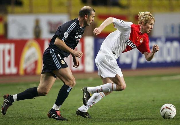 <p><strong>4. Monaco - Real Madrid (2003-2004)</strong></p>

<p>2003-2004 sezonu Şampiyonlar Ligi çeyrek final turunda Real Madrid'e ilk maçı 4-2 kaybeden Monaco, rövanşı evinde 3-1 kazanarak yarı finale çıkmıştı. Üstelik evinde oynadığı maçta ilk golü atan takım da Real Madrid olmuştu.</p>
