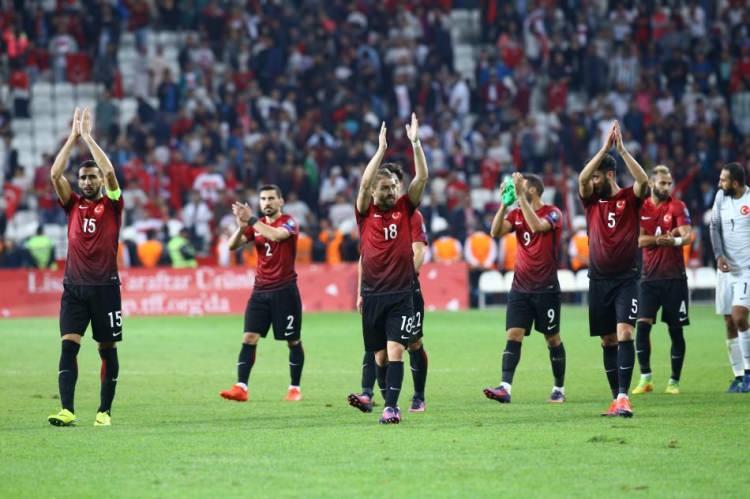 <p><strong>DIŞ ETKENLERLE ALAKASI YOK</strong></p>
<p>Mutlaka dış etkenlerden değil. Maç o zaman 2-2 bitmezdi. Dış etkenlerden çökük oyuncular 2-0'dan geriye dönemezler. Maç 5 olurdu o zaman. Dış etkenlerle alakası yok.</p>
<p><strong><a href="http://video.haber7.com/video-galeri/77849-dilmen-insallah-yanilirim-ama-arda-turan" target="_blank"><span style="color:rgb(255, 215, 0)">VİDEO İÇİN TIKLAYIN</span></a></strong></p>