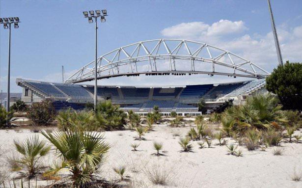 <p>2004 yılında Yunanistan'da düzenlenen olimpiyat oyunları için yapılan tesislerin şimdiki hali görenleri şaşkına çeviriyor. 9 milyar euro harcanan tesisler artık kullanılamaz halde.</p>