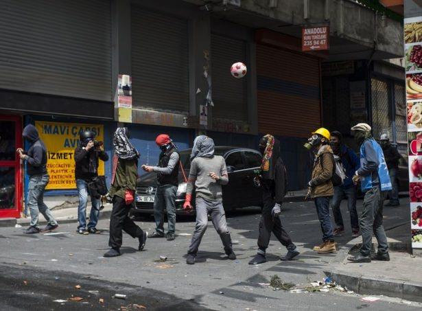 <p>Şişli’de kaldırım taşlarını kırıp barikat kuran grup polise molotof kokteyli ve ses bombasıyla saldırdı.</p>

<p>​</p>
