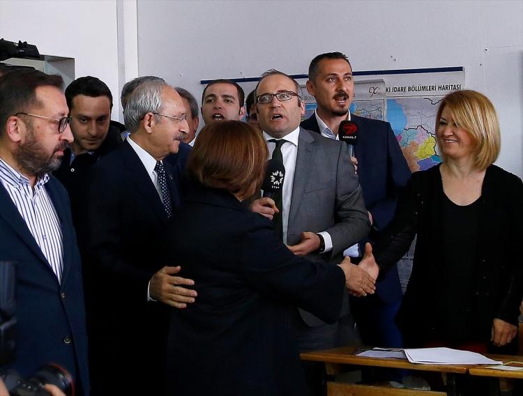 <p>CHP Genel Başkanı Kemal Kılıçdaroğlu eşi Selvi Kılıçdaroğlu ve oğlu Kerem Kılıçdaroğlu ile birlikte Arjantin İlkokulu'nda oyunu kullandı.</p>
<p><a href="http://video.haber7.com/video-galeri/88991-chp-lideri-kemal-kilicdaroglu-oyunu-kullandi" target="_blank"><strong>KEMAL KILIÇDAROĞLU OYUNU KULLANDI... VİDEOSUNU İZLEMEK İÇİN TIKLAYINIZ...</strong></a></p>