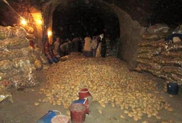 <p>3 tane doğal soğuk hava deposu olarak kullanılan mağara var. Her bir depo 3 bin ton patates almakta. Yaklaşık 9- 10 bin ton patates depolanmakta. Bu doğal depoların içi yaz- kış dışarıda hava sıcaklığı ne olursa olsun 8 derece olmaktadır."Kaynak: Tonlarca patates 8 ay mağaralarda saklanıyor </p>
