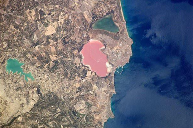 <p>Pembe Tuz Gölü, Torrevieja, İspanya</p>
<p> </p>