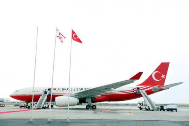 <p>Modifikasyonu 2,5 yılda tamamlanan ve geçtiğimiz Cuma günü İstanbul Sabiha Gökçen Havalima'nına inen Cumhurbaşkanı Recep Tayyip Erdoğan'ın ilk yurtdışı seyahatinde kullanağı VIP uçağına 'TUR' adı verildi.</p>

<p> </p>
