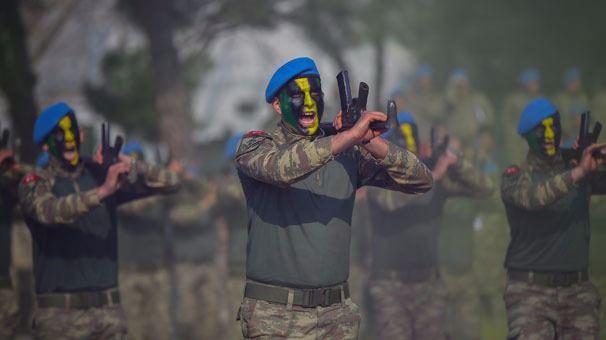 <p>Kendilerine emanet edilen Vatan ve milletin namusları ve şerefleri gibi koruyacaklarını bildiren Ceylan, "Bizler Çanakkale, Sakarya ve Kocatepe'ye gidenleri izindeyiz. Artık görev sırası bizde sakın üzülmeyin. </p>