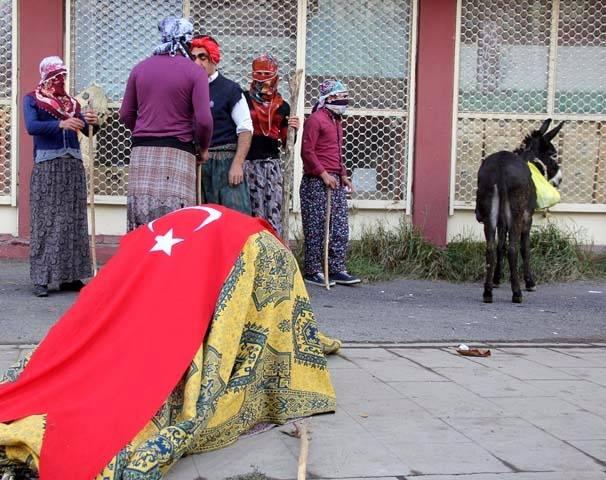 <p>Daha sonra gençler düğün konvoyu gelmeden ‘deve oyunu’nu sahnelemek için prova yaptı. Gelin arabasının görünmesi ve düğün konvoyunun gelmesi üzerine davul zurna eşliğinde oyun oynayan gençler, çevrede toplanan vatandaşların meraklı bakışları arasında gelinin 500 metre ilerideki evine doğru araçların önünde yol aldılar.</p>

<p> </p>
