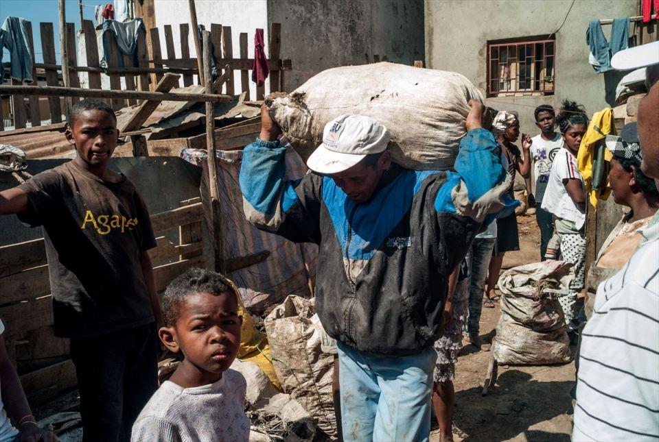 <p> Başkent Antananarivo'nun Ambohimanarina bölgesinde yaşayan vatandaşlar, salgının yayılmasını önlemek için mahallelerinde temizlik çalışması yaptı.</p>

