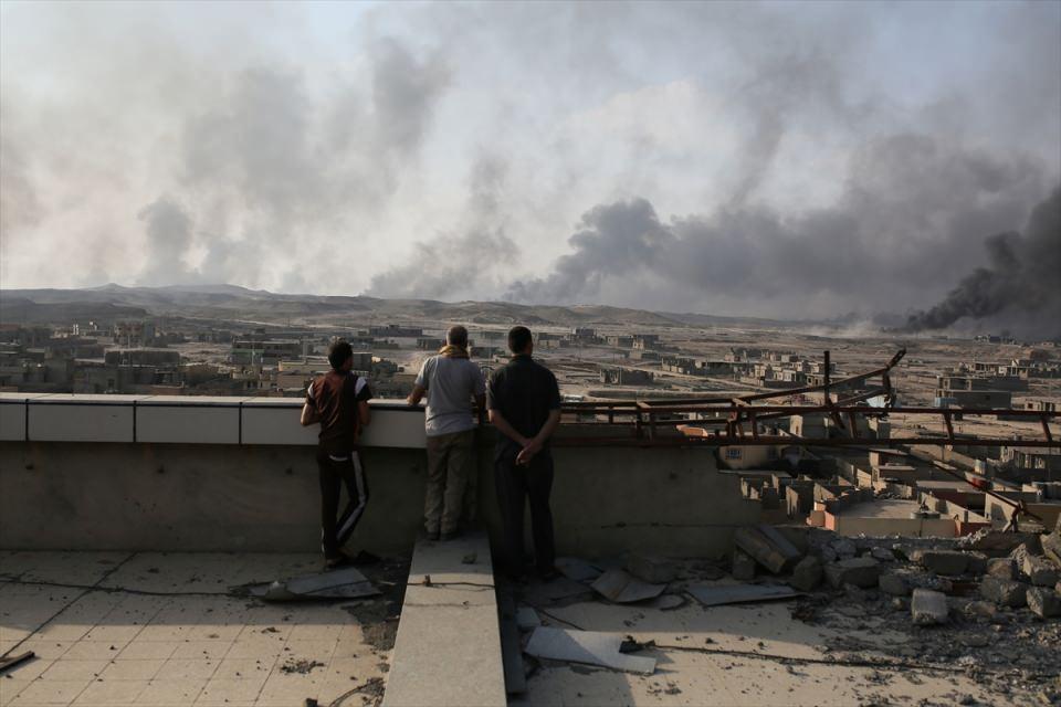 <p>&nbsp;DEAŞ militanlarının b&ouml;lgeyi terk ettikleri sırada patlayıcılarla imha ettikleri petrol kuyularından dumanlar y&uuml;kselmeye devam ediyor.</p>

<p>&nbsp;</p>
