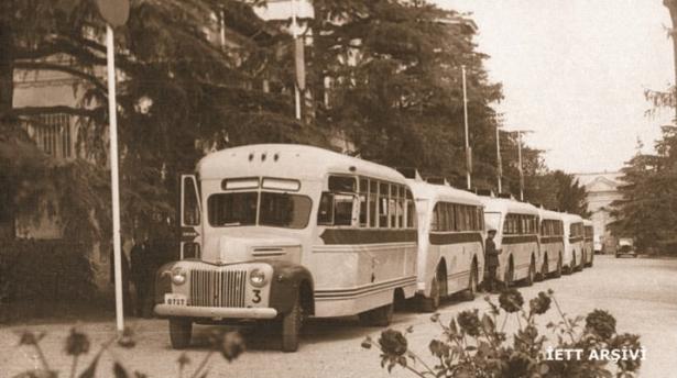 <p>1946 - İETT'nin uğradığı büyük yangında araçlarını kaybeden Ankara Belediyesi'ne gönderdiği Ford marka otobüsler</p>
<p> </p>