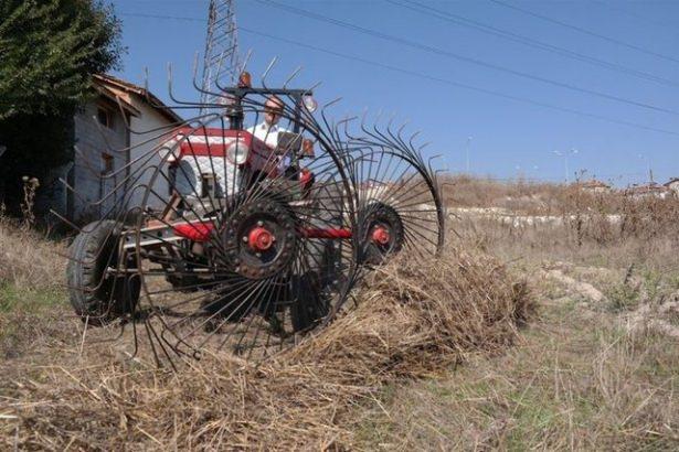 <p>Kütahya'da marangozluk ve çiftçilik yapan Selamettin Yılmaz 2 bin liraya aldığı traktörden elektrik üretmeye başladı!</p>