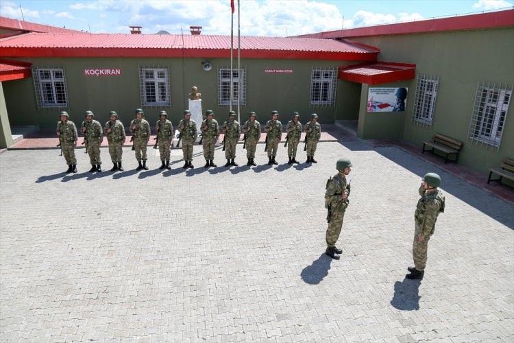 <p>Samsunlu Piyade Onbaşı Oğuzhan Demir, annesi Havva ve babası Mahmut Demir ile telefonda görüşerek, hiçbir sıkıntısı bulunmadığını, vatan için nöbeti başında olduğunu belirtti. </p>
<p> </p>