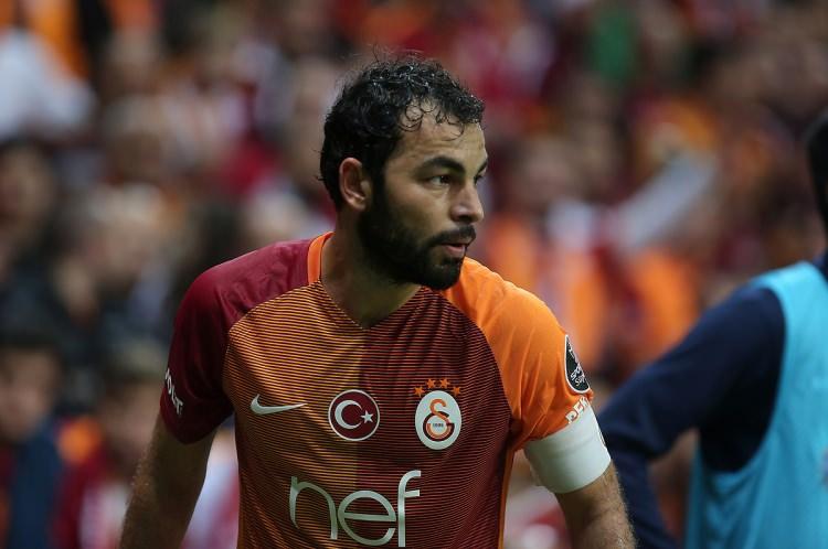 <p>Öfkeli ikilinin bağrışları duvarları çınlatırken, sinirlerine hakim olan Selçuk’un odadan ayrılmasıyla kavga daha vahim sonuçlar doğurmadan sona erdi.</p>
