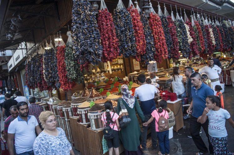 <p>Şehirde baharat, kurutmalık ve yöresel lezzetlerin satıldığı Elmacı Pazarı'nda iş yerlerinin girişlerine asılan rengarenk kurutmalıklar, lezzetinin yanı sıra renk cümbüşü de oluşturuyor.</p>
