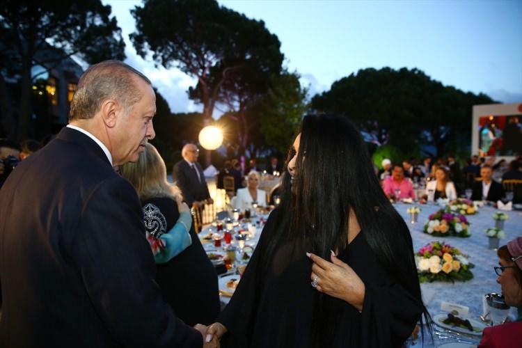 <p>Bülent Ersoy</p>
