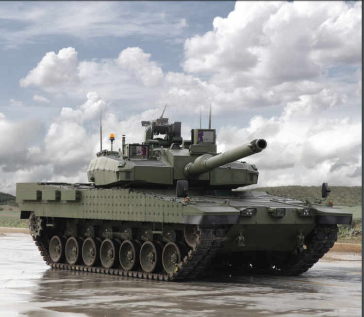 <p>Tankın üzerinde ana silah olarak 120 mm'lik 55 kalibre top yer alıyor. ALTAY'ın yeni nesil atış kontrol sistemi, hareket halindeki hedefleri de yüksek isabet oranıyla vurabilmesine imkan sağlıyor. Ayrıca tankın, meskun mahal ve ateş destek ihtiyacına yönelik uzaktan kumandalı silah sistemi ve 7,62 mm'lik kule makinalı tüfeği bulunuyor.</p>