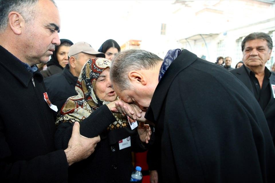 <p>Cumhurbaşkanı Erdoğan, şehidin annesinin elini öptü.</p>
