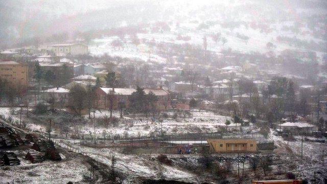 <p>AA'nın haberine göre, Balkanlardan gelen soğuk havanın etkisi altına giren Kırklareli'nin yüksek kesimlerinde kar yağışı ve fırtına, hayatı olumsuz etkiliyor. Yağış ve fırtına özellikle Kofçaz ve Demirköy ilçelerinde etkisini gösteriyor. Kar kalınlığı Demirköy ilçesinin Mahyatepe mevkisinde 3 santimetre, Kofçaz ilçesinde ise 2 santimetreye ulaştı.</p>

<ul>
</ul>

<ul>
</ul>
