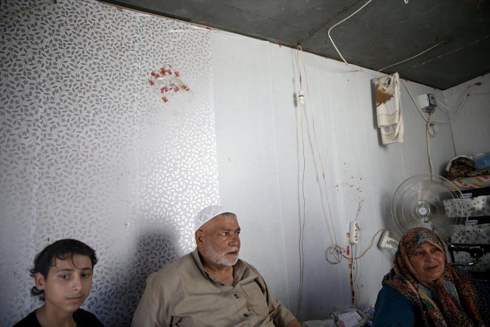 <p>Atılan bir bombanın bacağına isabet etmesi sonucu koltuk değneklerine mahkum kaldığını anlatan Ahmed, ardından oğlu ve karısıyla Türkiye'ye sığındıklarını kaydetti.</p>

<p> </p>
