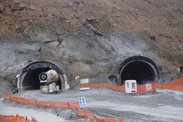 <p>Ovit Tüneli'nde çift tüpün bağlantı tünelleri ile birlikte toplam uzunluğu ise 28 km olacak.</p>

<p> </p>

