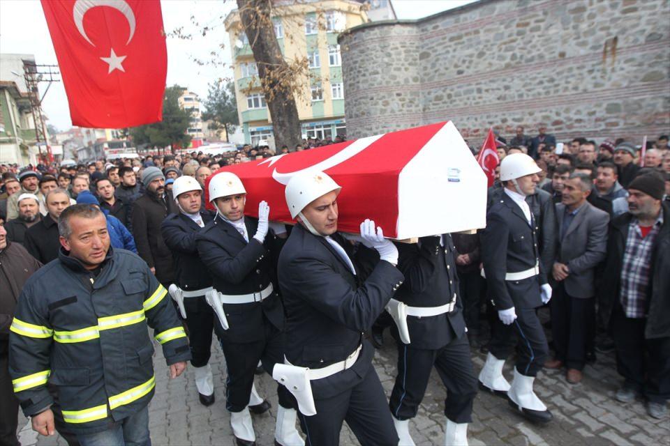 <p>Şehidin annesi Ayşe Tanrıkulu, oğlunun naaşına sarılarak, teröre lanet okudu. Baba İzzet Tanrıkulu ise tabuta sarılarak, "Bayrağımızı yere düşürmedin, hakkım sana helal olsun oğlum" diye gözyaşı döktü. </p>

<p> </p>
