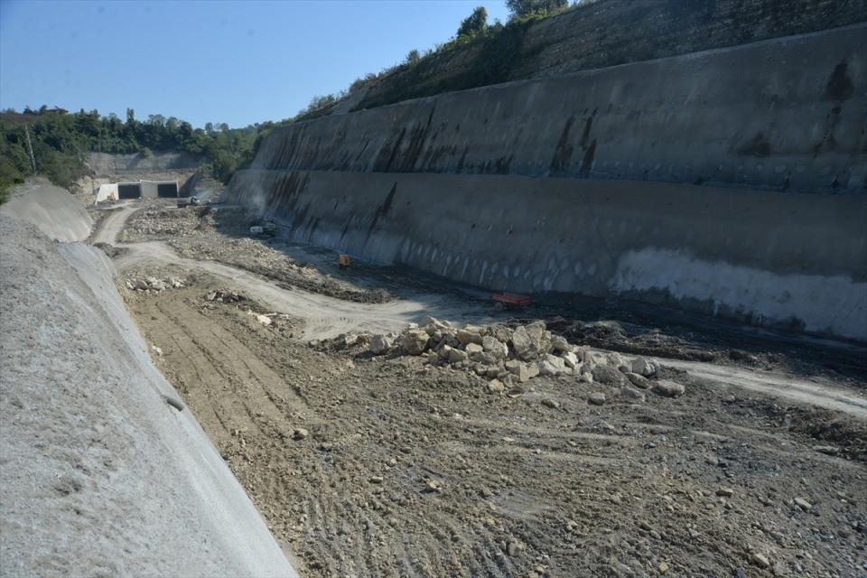 <p>"Yolun yaklaşık 10 kilometresi tünelden oluşuyor. Yol güzergahında aynı zamanda 2 kilometreye yakında köprü ve viyadük bulunmakta. Dolayısıyla yolun ne kadar zorlu ve ne kadar zor şartlarda yapıldığı da ortadır.</p>
