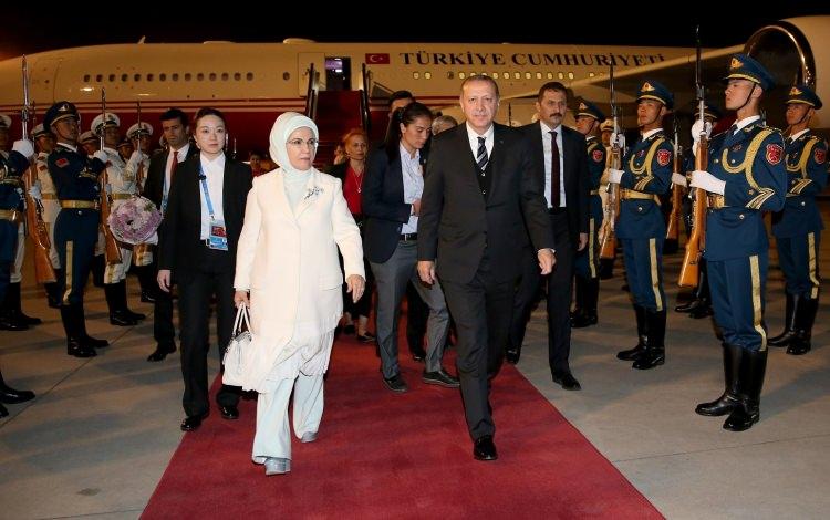 <p>Erdoğan ile eşi Emine Erdoğan, Başbakan Yardımcısı Tuğrul Türkeş, Adalet Bakanı Bekir Bozdağ, Dışişleri Bakanı Mevlüt Çavuşoğlu, Ekonomi Bakanı Nihat Zeybekci, Enerji ve Tabii Kaynaklar Bakanı Berat Albayrak, Ulaştırma, Denizcilik ve Haberleşme Bakanı Ahmet Arslan da Çin Halk Cumhuriyeti'ne geldi. </p>