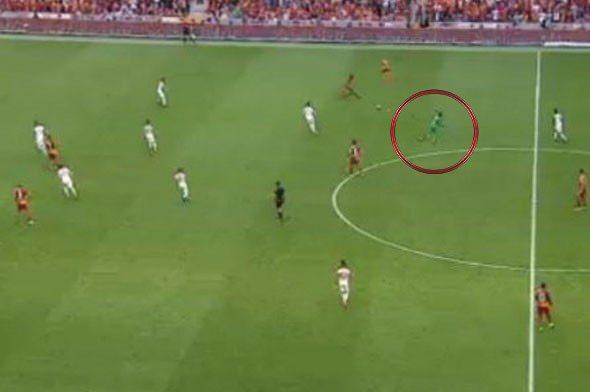 <p>Mücadelenin 35. dakikasında Antalyasporlu Serdar Özkan 1'e 1 kalacakken Muslera kalesinden çıkıp topu aldı.</p>
