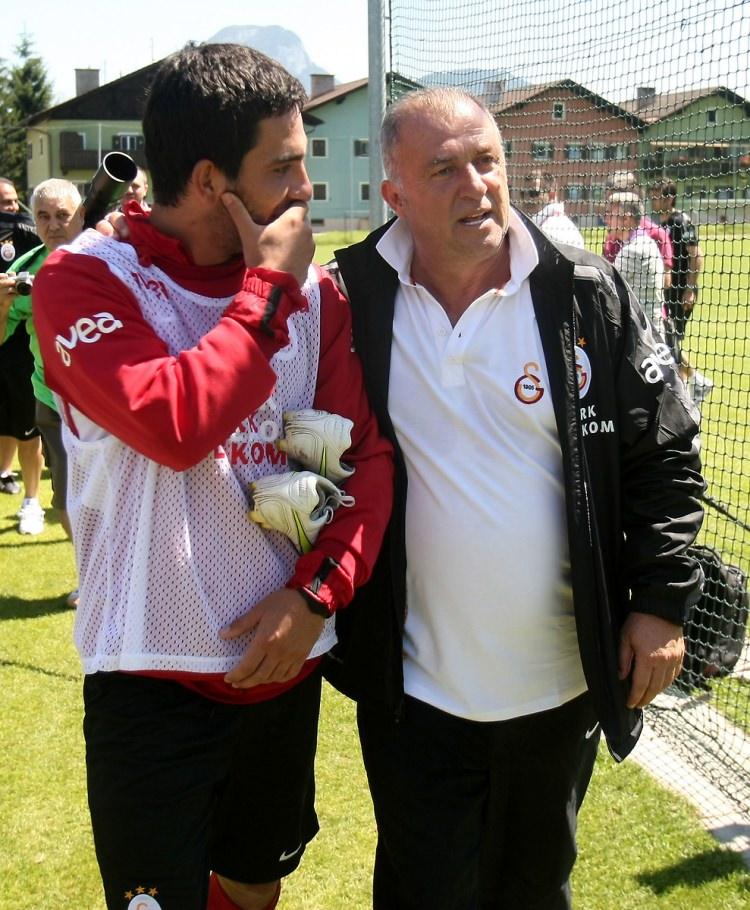 <p>Fatih Terim ile Arda Turan'ın Galatasaray'da başlayıp Milli Takım'da devam eden çok özel karelerinden esintileri sizler için derledik...</p>

