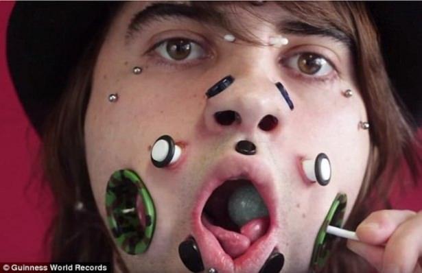 <p>2014 yılında yüzüne inanılmaz piercingler taktıran bu genç adamın yanaklarında 24 mm ölçüsünde delikler var.</p>

<p> </p>
