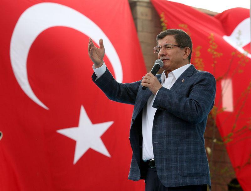 <p>Başbakan Ahmet Davutoğlu, görev süresi boyunca ekonomiyle ilgili bazı eylem planlarını da devreye soktu. Davutoğlu, bu kapsamda sırasıyla "İş Güvenliği Eylem Planı", "Ekonomide dönüşüm planı, ikinci paket", "Ailenin ve Dinamik Nüfus Yapısının Korunması Programı", "10. Kalkınma Planı Öncelikli Dönüşüm Programları", "İstihdam, Sanayi Yatırımı ve Üretimi Destekleme Paketi"ni hayata geçirdi.</p>
<p> </p>