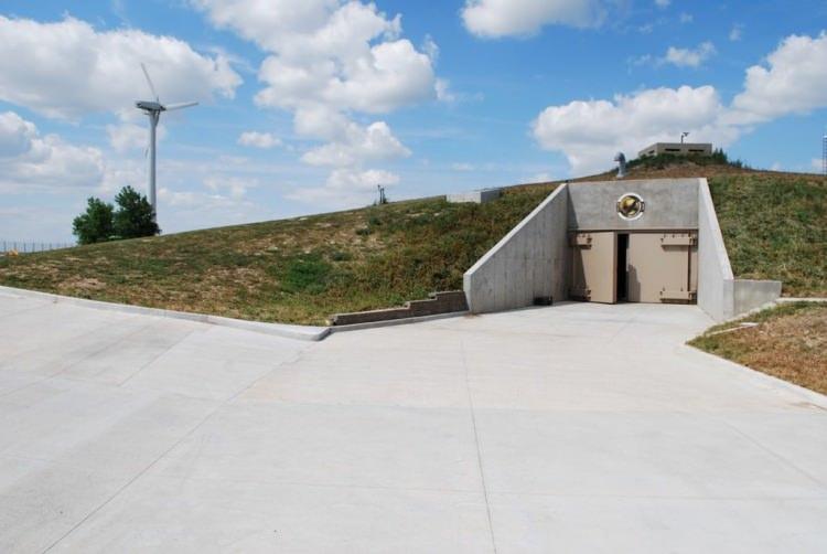 <p>ABD'nin Kansas eyaletinde eski bir askeri silodan lüks sığınağa dönüştürülen ve 3 milyon dolar fiyat biçilen yeraltı dairelerinin kısa sürede tükendiği bildirildi.</p>
<p> </p>