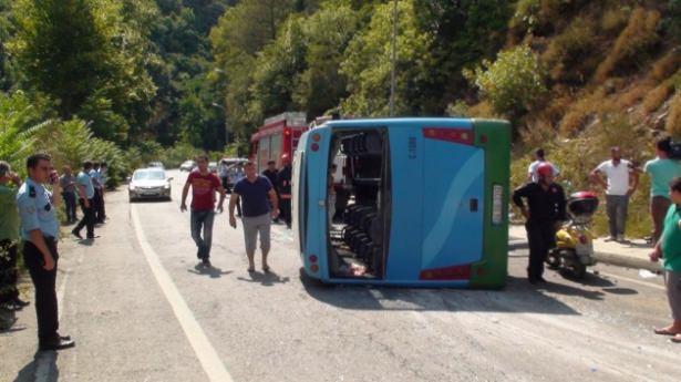<p>Beykoz'da halk otobüsü devrildi: 7 yaralı</p>

<p>Beykoz - Anadolu Kavağı yolunda yokuş aşağı inen yolcu dolu bir halk otobüsü frenlerinin patlaması sonucu kontrolden çıkarak devrildi. Kazada 7 yolcu yaralandı. Olay yerine sağlık ekipleri ile çevre hastanelere sevk edilen yolculardan 3'ünün durumunun ciddi olduğu öğrenildi.</p>
