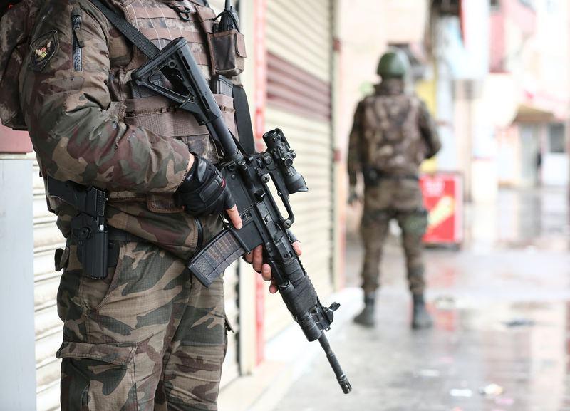 <div>Ara sokaklarda çukur kazmaya çalışan teröristler polise uzun namlulu silahlarla saldırdı.</div>
<div> </div>