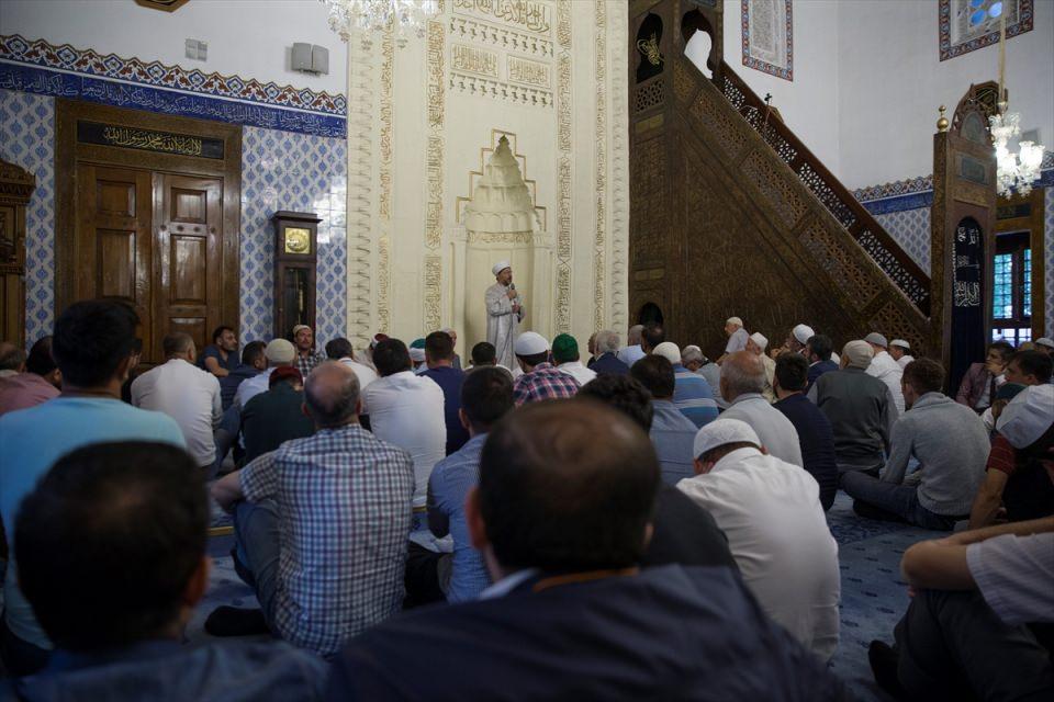 <p>"Sadakat, dürüstlük, doğruluk olmadan Müslümanlık olmaz. 'Münafıklığın alameti üçtür' buyuruyor Peygamberimiz, 'Konuştuğu zaman yalan söyler, söz verdiği zaman sözünde durmaz, kendisine bir şey emanet edildiği zaman emanete ihanet eder.' Rabb'imiz bu kötü vasıflardan, münafıklık alametlerinden hepimizi uzak eylesin."</p>
<p> </p>