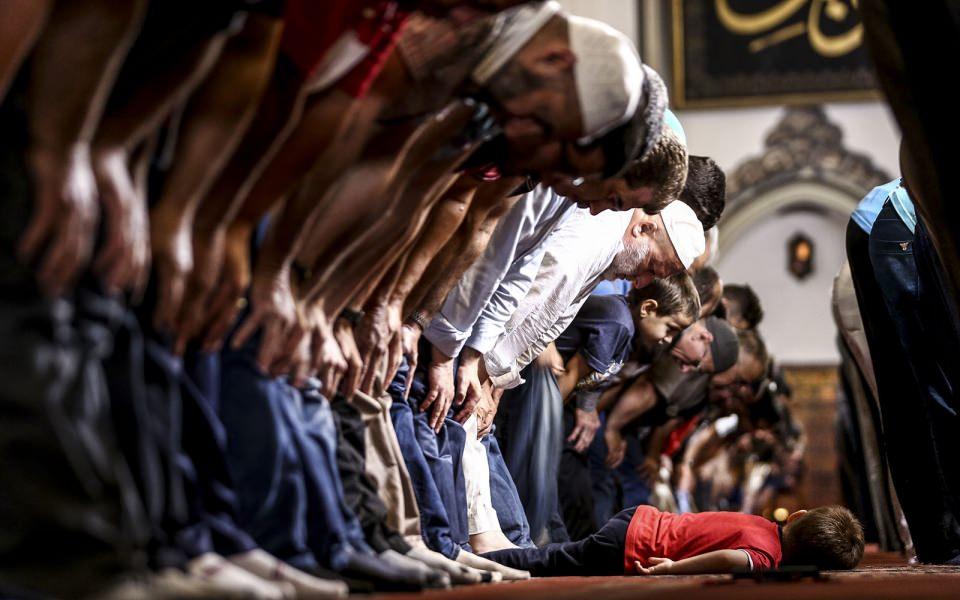 <p><strong>Bursa’da Ramazan</strong><br />
<br />
Bursa'da, tarihi Ulu Cami ve Emir Sultan Camisi'ne ramazanın ilk teravihinde yoğun ilgi gösterildi.<br />
<br />
<strong>Sergen Sezgin</strong></p>
