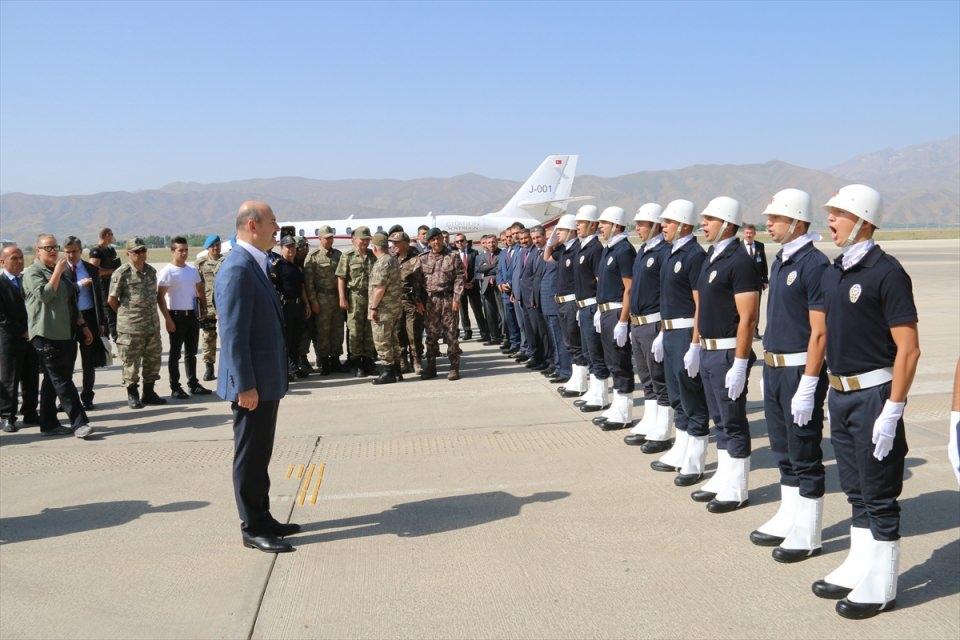<p>"Ulaştırma Bakanlığımız ve bölge çok iyi çalışıyor. Özellikle şu yolun yapılmasının ne aşamada olduğunu görmek için geldik. Buradaki terörle mücadele kadar önemli bir adım ve önemli bir parçasıdır bu yol. Özellikle çok teşekkür ediyoruz.</p>