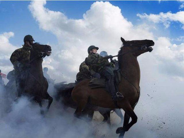 <p>Kraliyet Muhafızları Hollanda<br />
askerlerini genelde hayvanlarla yetiştirmek istiyor. Fotoğrafta, askerler duman bombalarının içerisinde atlarını sürmeye çalışıyorlar.</p>
<p> </p>