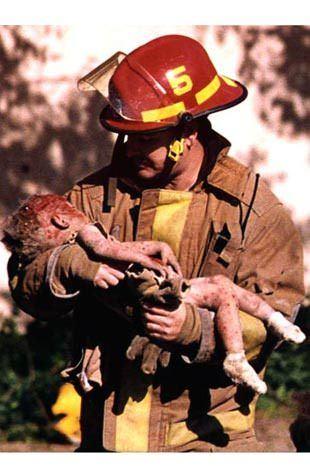 <p>Baylee Almon (1995) Baylee Almon'a Pulitzer kazandıran bu fotoğrafta Chris Fields isimli itfayeci ölmek üzere olan bir bebeği taşıyor.</p>