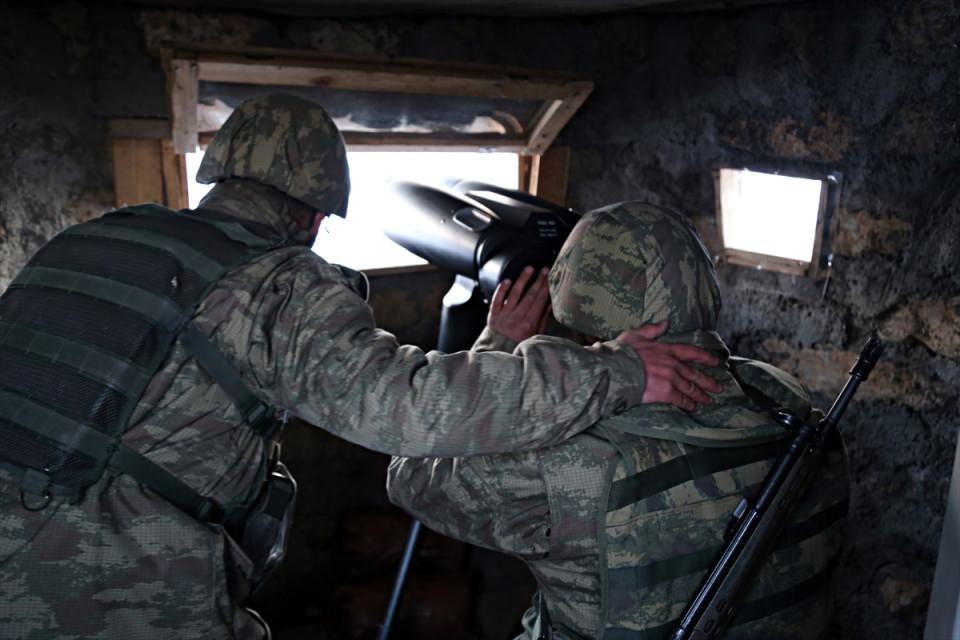 <p>Üs bölgesinin açıldıktan 2,5 ay gibi kısa bir süre içerisinde devletin imkanlarını seferber etmesi üzerine modüler üs bölgesi haline dönüştüğüne işaret eden Doğan, "Modüler üs bölgesi dediğimiz, gündüz ve gece gözetleme sistemleri, termal kameralar ve radarlar ile bunlarla entegre hareket eden silah sistemlerinin olduğu, son teknolojinin kullanıldığı üst bölgelerdir. Bulunduğu bölgelerde son derece etkin ve caydırıcı görev yerine getirmektedirler." diye konuştu.</p>